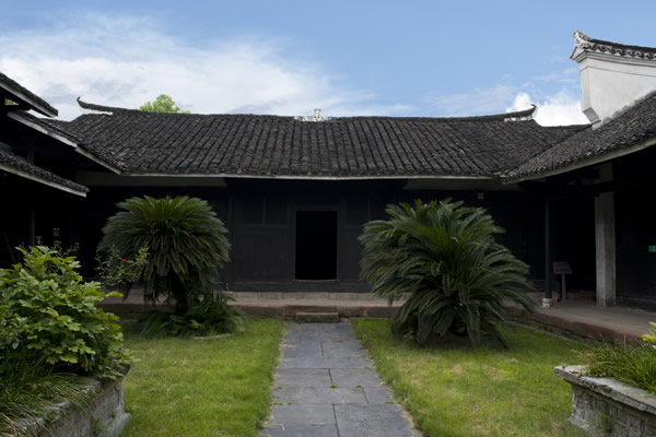 向警予,溆浦县人,中国共产党早期著名的妇女运动领导人之一,1895年诞生于溆浦县卢峰镇。 向警予故居为四合院落,正面三间全木结构,房屋低矮而古朴,门页和窗棂都有别致的几何图案装饰,庭院内的小径用河卵石铺成,也有图案花纹。故居内陈列有向警予青少年时代的一些文物。 故居东面为警予广场,南端矗立向警予纪念碑,高9米,上有向警予全身塑像,正面镌刻着陈云题写的向警予同志纪念碑八个镏金大字,其他三面刻蔡和森所撰《向警予同志传》。附近新建有向警予纪念馆。